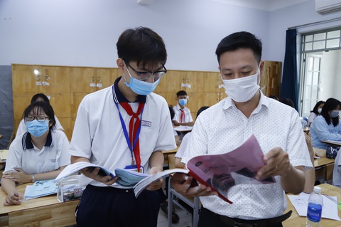 TP.HCM lùi thời gian công bố điểm chuẩn vào lớp 10, dự kiến 23-8 - Ảnh 1. TP.HCM lùi thời gian công bố điểm chuẩn vào lớp 10, dự kiến 23-8 - Ảnh 1.