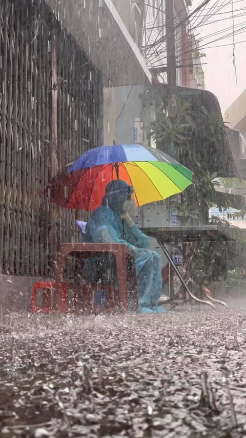 Tình nguyện viên che dù ngủ ngoài mưa, dân mạng ùa vào thăm hỏi: ‘Thương lắm’ - Ảnh 1. Tình nguyện viên che dù ngủ ngoài mưa, dân mạng ùa vào thăm hỏi: ‘Thương lắm’ - Ảnh 1.
