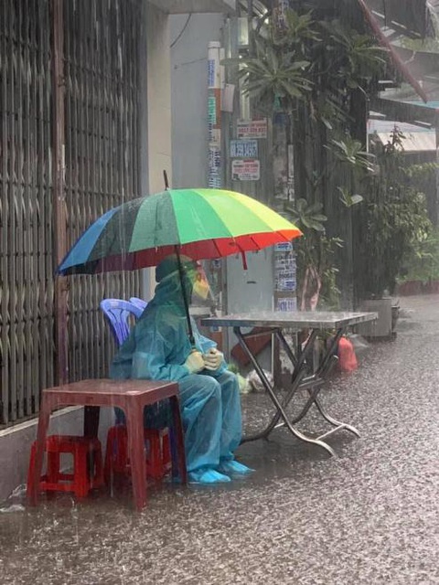 Tình nguyện viên che dù ngủ ngoài mưa, dân mạng ùa vào thăm hỏi: ‘Thương lắm’ - Ảnh 2. Tình nguyện viên che dù ngủ ngoài mưa, dân mạng ùa vào thăm hỏi: ‘Thương lắm’ - Ảnh 2.