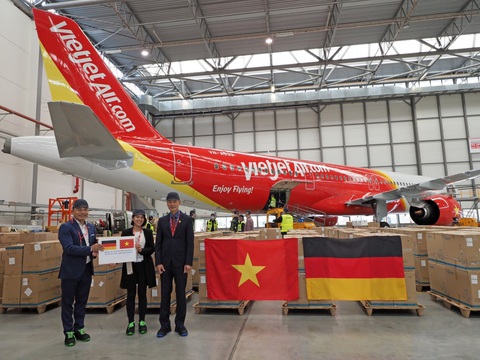 Máy bay Vietjet đang tiếp nhận thiết bị y tế phòng dịch từ Đức về Việt Nam - Ảnh 1. Máy bay Vietjet đang tiếp nhận thiết bị y tế phòng dịch từ Đức về Việt Nam - Ảnh 1.