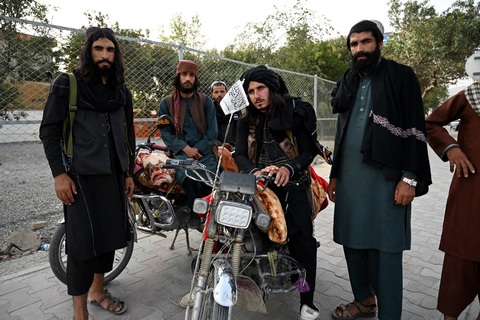 Taliban vác súng đi từng nhà, yêu cầu dân trở lại làm việc - Ảnh 1. Taliban vác súng đi từng nhà, yêu cầu dân trở lại làm việc - Ảnh 1.