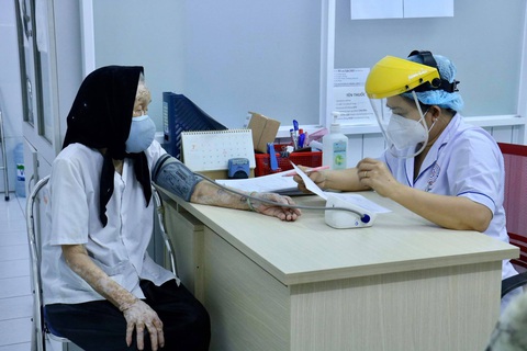 Những cụ già trên 100 tuổi đi tiêm vắc xin COVID-19 - Ảnh 1. Những cụ già trên 100 tuổi đi tiêm vắc xin COVID-19 - Ảnh 1.