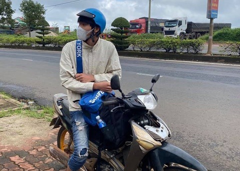 Ròng rã một tuần đi bộ về quê, nam công nhân được người dân tặng xe máy - Ảnh 1. Ròng rã một tuần đi bộ về quê, nam công nhân được người dân tặng xe máy - Ảnh 1.
