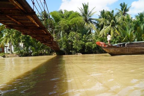 Cầu treo bị sà lan tông hư, người dân hai bên bờ gặp khó khăn - Ảnh 1. Cầu treo bị sà lan tông hư, người dân hai bên bờ gặp khó khăn - Ảnh 1.