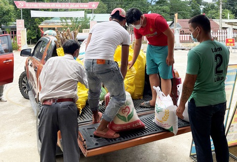 Bà con góp rau củ quả gửi khu cách ly, đội xe bán tải có mặt ngay! - Ảnh 6. Bà con góp rau củ quả gửi khu cách ly, đội xe bán tải có mặt ngay! - Ảnh 6.