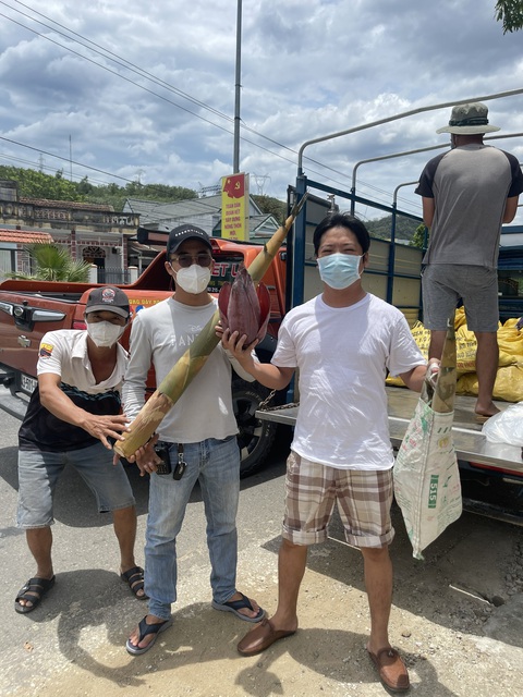 Bà con góp rau củ quả gửi khu cách ly, đội xe bán tải có mặt ngay! - Ảnh 7. Bà con góp rau củ quả gửi khu cách ly, đội xe bán tải có mặt ngay! - Ảnh 7.