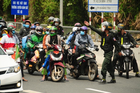Nối lại trung chuyển, hầm Hải Vân đông đặc người về quê - Ảnh 2. Nối lại trung chuyển, hầm Hải Vân đông đặc người về quê - Ảnh 2.