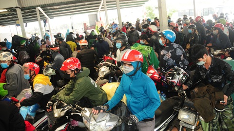 Nối lại trung chuyển, hầm Hải Vân đông đặc người về quê - Ảnh 3. Nối lại trung chuyển, hầm Hải Vân đông đặc người về quê - Ảnh 3.