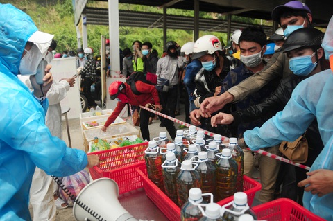 Nối lại trung chuyển, hầm Hải Vân đông đặc người về quê - Ảnh 4. Nối lại trung chuyển, hầm Hải Vân đông đặc người về quê - Ảnh 4.