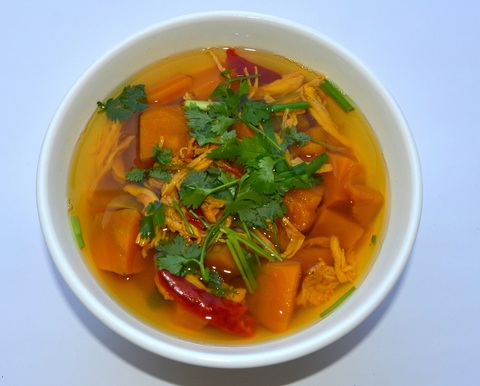 Mẹ trực bệnh viện, cha con ở nhà đơn giản tiết kiệm với canh bí ngô nấu gà khô - Ảnh 2. Mẹ trực bệnh viện, cha con ở nhà đơn giản tiết kiệm với canh bí ngô nấu gà khô - Ảnh 2.
