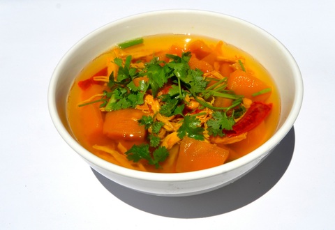 Mẹ trực bệnh viện, cha con ở nhà đơn giản tiết kiệm với canh bí ngô nấu gà khô - Ảnh 3. Mẹ trực bệnh viện, cha con ở nhà đơn giản tiết kiệm với canh bí ngô nấu gà khô - Ảnh 3.