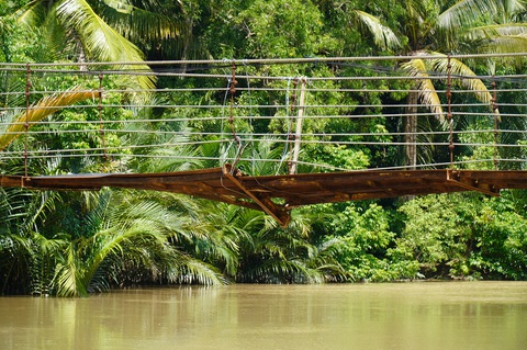 Cầu treo bị sà lan tông hư, người dân hai bên bờ gặp khó khăn - Ảnh 2. Cầu treo bị sà lan tông hư, người dân hai bên bờ gặp khó khăn - Ảnh 2.