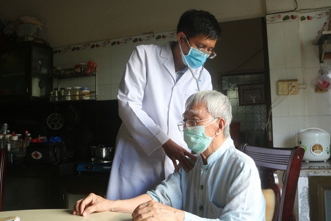 TP.HCM phối hợp với mạng lưới Thầy thuốc đồng hành tư vấn cho người nhiễm COVID-19 - Ảnh 1. TP.HCM phối hợp với mạng lưới Thầy thuốc đồng hành tư vấn cho người nhiễm COVID-19 - Ảnh 1.
