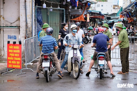 Hà Nội phong tỏa 2 chợ đầu mối vì có F0 - Ảnh 1. Hà Nội phong tỏa 2 chợ đầu mối vì có F0 - Ảnh 1.