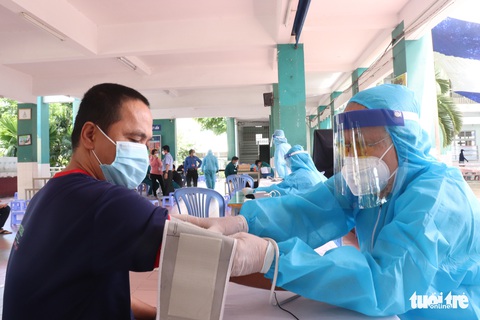 Bác sĩ về hưu 71 tuổi đi chống dịch: Mình còn khỏe thì chia lửa với ngành y - Ảnh 1. Bác sĩ về hưu 71 tuổi đi chống dịch: Mình còn khỏe thì chia lửa với ngành y - Ảnh 1.