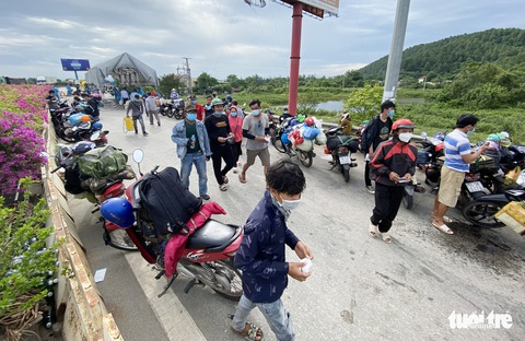 Nghệ An cấp tốc mở lều dã chiến xét nghiệm nhanh cho người dân về quê bằng xe máy - Ảnh 10. Nghệ An cấp tốc mở lều dã chiến xét nghiệm nhanh cho người dân về quê bằng xe máy - Ảnh 10.