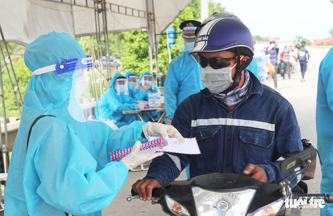 Nghệ An cấp tốc mở lều dã chiến xét nghiệm nhanh cho người dân về quê bằng xe máy - Ảnh 8. Nghệ An cấp tốc mở lều dã chiến xét nghiệm nhanh cho người dân về quê bằng xe máy - Ảnh 8.