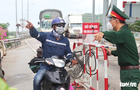 Nghệ An cấp tốc mở lều dã chiến xét nghiệm nhanh cho người dân về quê bằng xe máy - Ảnh 4. Nghệ An cấp tốc mở lều dã chiến xét nghiệm nhanh cho người dân về quê bằng xe máy - Ảnh 4.