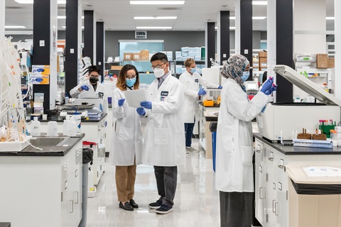 Vingroup nhận chuyển giao độc quyền công nghệ sản xuất vắc xin mRNA phòng COVID-19 - Ảnh 1. Vingroup nhận chuyển giao độc quyền công nghệ sản xuất vắc xin mRNA phòng COVID-19 - Ảnh 1.