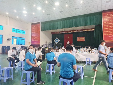 Yêu cầu kiểm điểm giám đốc sở y tế vì ưu tiên doanh nghiệp bất động sản tiêm vắc xin - Ảnh 1. Yêu cầu kiểm điểm giám đốc sở y tế vì ưu tiên doanh nghiệp bất động sản tiêm vắc xin - Ảnh 1.