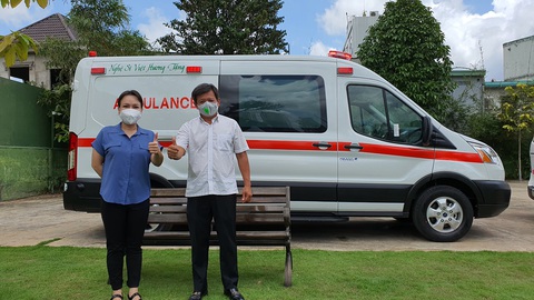 Việt Hương chính thức bàn giao xe cứu thương cho ông Đoàn Ngọc Hải - Ảnh 2. Việt Hương chính thức bàn giao xe cứu thương cho ông Đoàn Ngọc Hải - Ảnh 2.