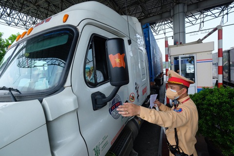 Siết chặt kiểm tra việc phòng, chống dịch của tài xế - Ảnh 1. Siết chặt kiểm tra việc phòng, chống dịch của tài xế - Ảnh 1.