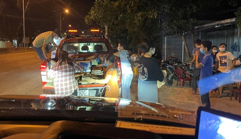 Bà con góp rau củ quả gửi khu cách ly, đội xe bán tải có mặt ngay! - Ảnh 10. Bà con góp rau củ quả gửi khu cách ly, đội xe bán tải có mặt ngay! - Ảnh 10.