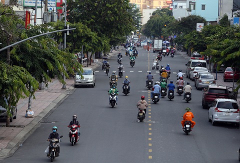 Gần trưa, đường phố TP.HCM vẫn đông người đi lại - Ảnh 2. Gần trưa, đường phố TP.HCM vẫn đông người đi lại - Ảnh 2.