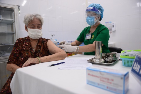 TP.HCM yêu cầu khẩn trương tiêm vắc xin cho người trên 65 tuổi - Ảnh 1. TP.HCM yêu cầu khẩn trương tiêm vắc xin cho người trên 65 tuổi - Ảnh 1.