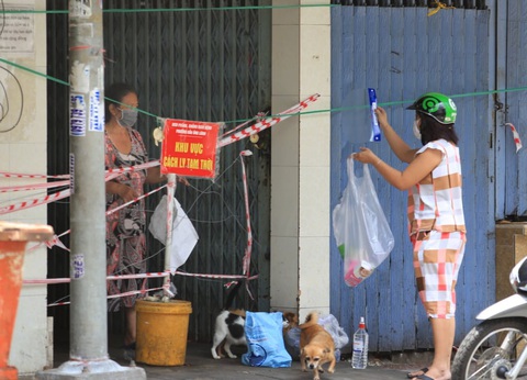 COVID-19 lây lan nhiều trong nhà trọ, hẻm nhỏ, khu đông dân cư - Ảnh 2. COVID-19 lây lan nhiều trong nhà trọ, hẻm nhỏ, khu đông dân cư - Ảnh 2.