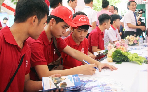 Bố mẹ hết tiền, học sinh phải nghỉ học, trường nghề xin gói vay - Ảnh 1. Bố mẹ hết tiền, học sinh phải nghỉ học, trường nghề xin gói vay - Ảnh 1.