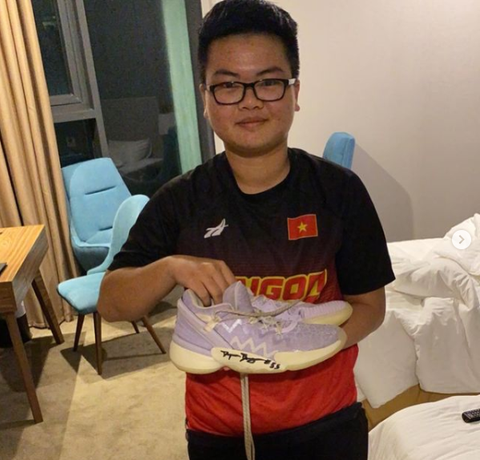 hoàn châu được daquan bracey tặng giày hoàn châu được daquan bracey tặng giày