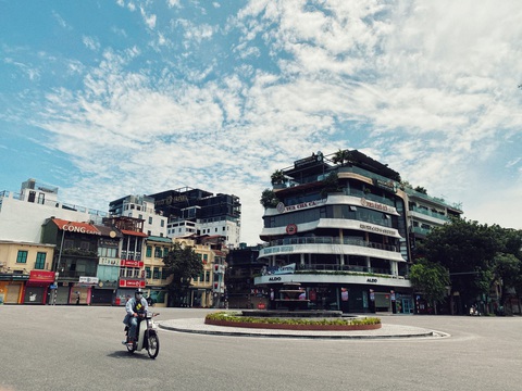 Số quận vùng cam tại Hà Nội giảm, Hoàn Kiếm thành vùng vàng - Ảnh 1. Số quận vùng cam tại Hà Nội giảm, Hoàn Kiếm thành vùng vàng - Ảnh 1.