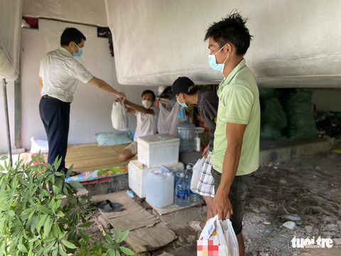 ‘Anh Cường cùng hai em’ được nhà hảo tâm, chính quyền giúp đỡ - Ảnh 1. ‘Anh Cường cùng hai em’ được nhà hảo tâm, chính quyền giúp đỡ - Ảnh 1.