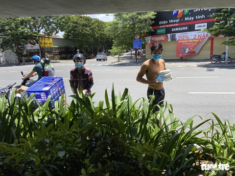 ‘Anh Cường cùng hai em’ được nhà hảo tâm, chính quyền giúp đỡ - Ảnh 2. ‘Anh Cường cùng hai em’ được nhà hảo tâm, chính quyền giúp đỡ - Ảnh 2.