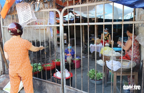 Lần đầu đi chợ bằng thẻ, nhiều bà con TP Vinh phải quay về vì... hết thịt - Ảnh 5. Lần đầu đi chợ bằng thẻ, nhiều bà con TP Vinh phải quay về vì... hết thịt - Ảnh 5.