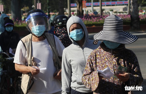 Lần đầu đi chợ bằng thẻ, nhiều bà con TP Vinh phải quay về vì... hết thịt - Ảnh 1. Lần đầu đi chợ bằng thẻ, nhiều bà con TP Vinh phải quay về vì... hết thịt - Ảnh 1.