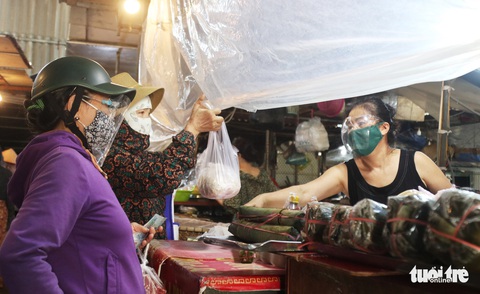 Lần đầu đi chợ bằng thẻ, nhiều bà con TP Vinh phải quay về vì... hết thịt - Ảnh 4. Lần đầu đi chợ bằng thẻ, nhiều bà con TP Vinh phải quay về vì... hết thịt - Ảnh 4.