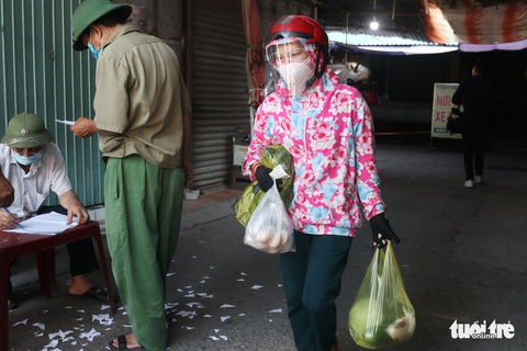 Lần đầu đi chợ bằng thẻ, nhiều bà con TP Vinh phải quay về vì... hết thịt - Ảnh 6. Lần đầu đi chợ bằng thẻ, nhiều bà con TP Vinh phải quay về vì... hết thịt - Ảnh 6.