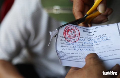 Lần đầu đi chợ bằng thẻ, nhiều bà con TP Vinh phải quay về vì... hết thịt - Ảnh 3. Lần đầu đi chợ bằng thẻ, nhiều bà con TP Vinh phải quay về vì... hết thịt - Ảnh 3.