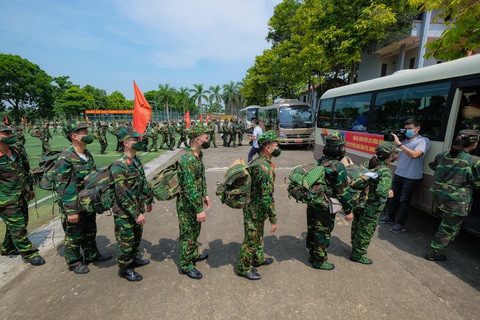 Tăng cường bác sĩ, học viên quân y vào Nam chống dịch - Ảnh 1. Tăng cường bác sĩ, học viên quân y vào Nam chống dịch - Ảnh 1.