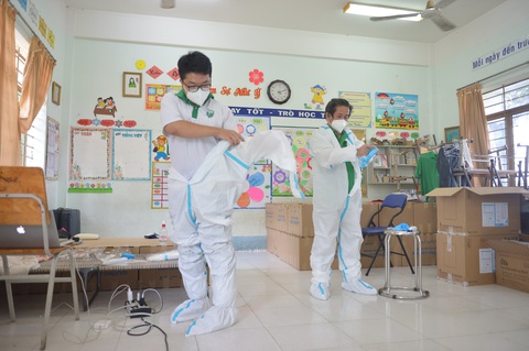 Theo chuyến xe tốc hành cấp cứu F0: Người nhà bình tĩnh, chúng tôi tới ngay - Ảnh 4. Theo chuyến xe tốc hành cấp cứu F0: Người nhà bình tĩnh, chúng tôi tới ngay - Ảnh 4.
