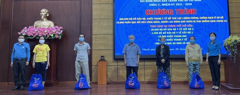Trao tặng 300.000 đồ bảo hộ cho tuyến đầu chống dịch, 10.000 phần quà cho lao động khó khăn - Ảnh 1. Trao tặng 300.000 đồ bảo hộ cho tuyến đầu chống dịch, 10.000 phần quà cho lao động khó khăn - Ảnh 1.
