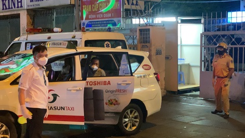 Công an và tài xế taxi phối hợp đưa một bảo vệ khó thở đi cấp cứu kịp thời - Ảnh 1. Công an và tài xế taxi phối hợp đưa một bảo vệ khó thở đi cấp cứu kịp thời - Ảnh 1.