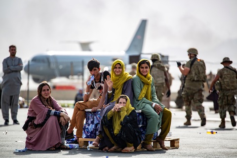 Taliban nói chỉ thẩm vấn, phủ nhận việc bắt cóc người nước ngoài - Ảnh 1. Taliban nói chỉ thẩm vấn, phủ nhận việc bắt cóc người nước ngoài - Ảnh 1.