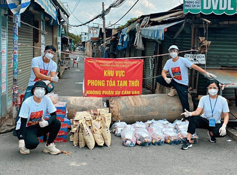 Nghệ sĩ chung tay giúp đỡ những người dân xa quê ở lại TP.HCM - Ảnh 2. Nghệ sĩ chung tay giúp đỡ những người dân xa quê ở lại TP.HCM - Ảnh 2.