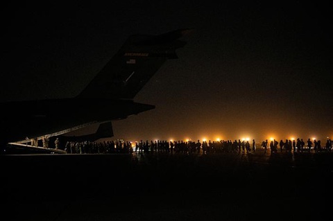 Sân bay Kabul hỗn loạn sau khi Taliban tiến vào thành phố - Ảnh 1. Sân bay Kabul hỗn loạn sau khi Taliban tiến vào thành phố - Ảnh 1.