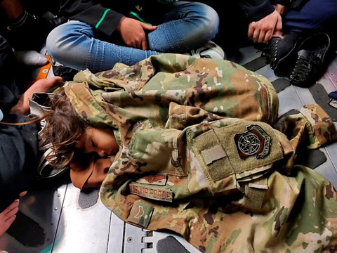 Sân bay Kabul hỗn loạn sau khi Taliban tiến vào thành phố - Ảnh 6. Sân bay Kabul hỗn loạn sau khi Taliban tiến vào thành phố - Ảnh 6.