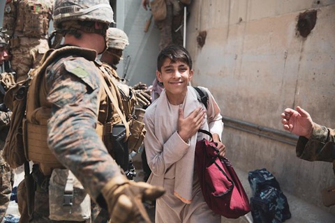 Sân bay Kabul hỗn loạn sau khi Taliban tiến vào thành phố - Ảnh 5. Sân bay Kabul hỗn loạn sau khi Taliban tiến vào thành phố - Ảnh 5.