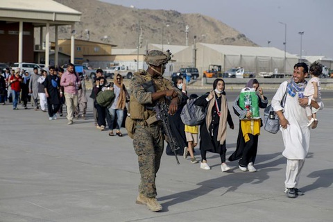 Sân bay Kabul hỗn loạn sau khi Taliban tiến vào thành phố - Ảnh 3. Sân bay Kabul hỗn loạn sau khi Taliban tiến vào thành phố - Ảnh 3.